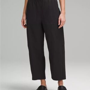 Lululemon Lightweight Mid-Rise Barrel-Leg Cropped Pant